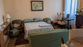 Double bedroom in Beautiful 30's style apartment